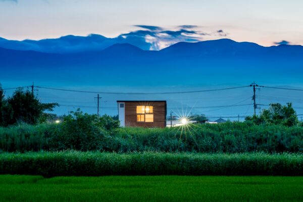 家族の声が届く、20坪の狭小2階建て 田園風景の中に佇む「大きな窓の小さな家」