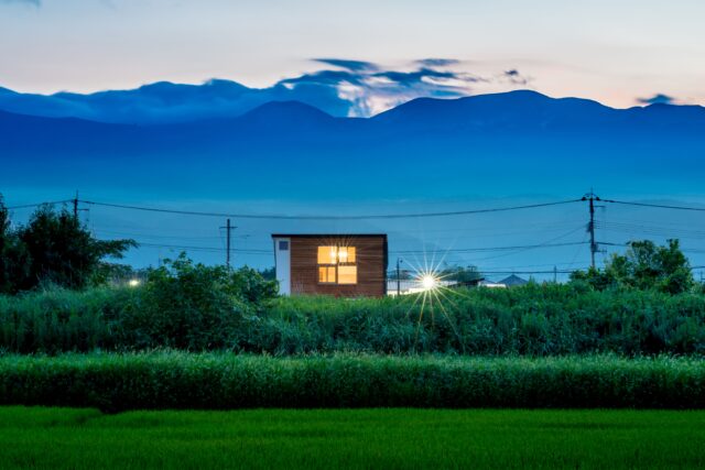 雄大な自然との対比に目を奪われる「大きな窓の小さな家」。美しい景観の形成に貢献する“ふくしま”らしい住まいとして、2024年 第24回ふくしま住宅建築賞「優秀賞」を受賞した