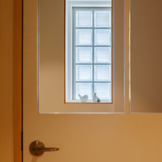 玄関と廊下を仕切る内扉を新たに設置。玄関からの冷気を防ぎ、室内の冷暖房効率を上げる