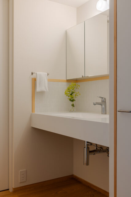 洗面室は、脱衣所から独立させることで、浴室の湿気が漂わない。またパブリックな場所にできるため、来客時も利用しやすい。下部を収納とせずオープンにすることで、お掃除ロボットの基地にもなっているという。