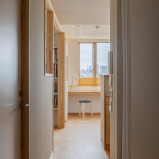廊下の先は、明るく開放的なダイニングとキッチンへつながる