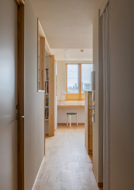 廊下の先は、明るく開放的なダイニングとキッチンへつながる