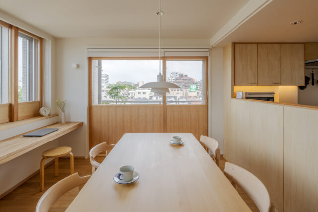 造作内窓で既存の窓を適切に絞った。座る位置でちょうど良い景色が楽しめるよう設計されている。