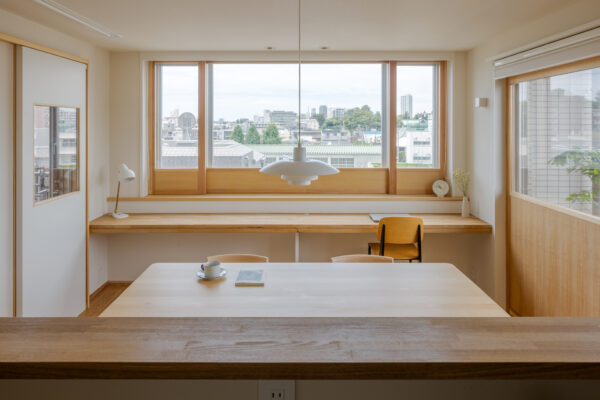 既存の難点を丁寧に改善することで生まれた 断熱・眺望・団らんを叶えたマンションリノベ