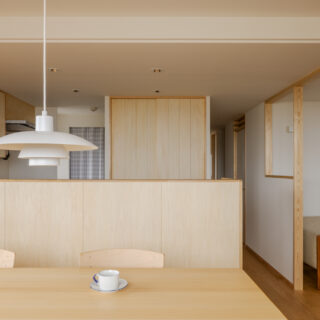 手元を隠すカウンターにより、キッチンの雑然とした様子が見えないダイニング。キッチン本体と壁面収納の材質を揃えることで、ダイニングから見える空間を美しく整え、統一感のある落ち着いた居場所に。