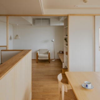 個室を改装し、シームレスにつながるリビングに。ベランダへ続くドアにも造作内窓をつけ、ベランダが目に入らないように窓を絞った。エアコンを格子で目隠しするなど、心地良さを損ねない細かな配慮も。