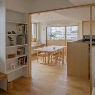 ダイニングとシームレスにつながるリビングは半個室で、こもり感と落ち着きのある居場所。