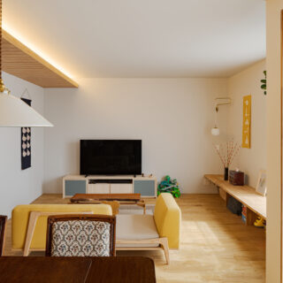 家族や来客が集まるリビングダイニング。ダイニングテーブルやソファー、ベンチなど、重い想いの居場所で自由に過ごせる。