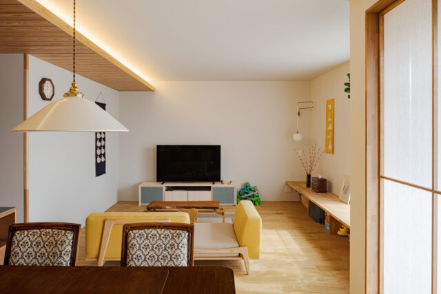 家族や来客が集まるリビングダイニング。ダイニングテーブルやソファー、ベンチなど、重い想いの居場所で自由に過ごせる。