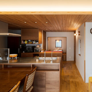 キッチンは、収納と一体で考えた造作とした。「パンやお菓子づくりをする奥様のリクエストで、オーブンを入れることになり、納まりを綿密に計画して造作しました」と夛田さん。