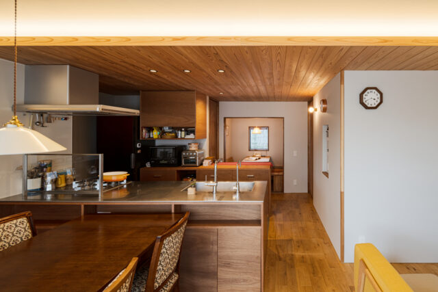 キッチンは、収納と一体で考えた造作とした。「パンやお菓子づくりをする奥様のリクエストで、オーブンを入れることになり、納まりを綿密に計画して造作しました」と夛田さん。