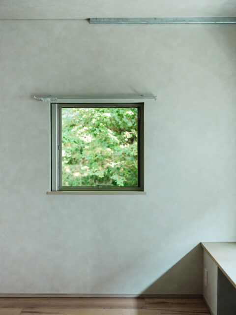 山棟、庭棟は全住戸に窓辺のベンチを設置。座ったり、好きなものを飾ったり、楽しく使える