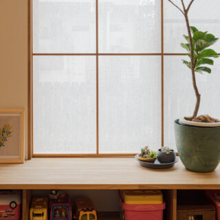 リビングの窓辺にはベンチを設置。庭の景色を見ながらのんびりしたり、太陽の温もりを感じながら読書したり。棚としての利用やお子さんの遊び場やおもちゃ収納にもなっている