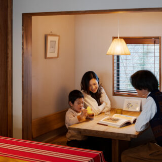 カフェの半個室のようなヌック。「庭の樹々を見ながら、軽く朝食を食べたり、お茶をしたりできるスペースがあったら豊かだろうなと思い、提案しました。このヌックは内覧会でいらした方にも好評で、皆さんここに座っていらっしゃいました」と夛田さんは語る。