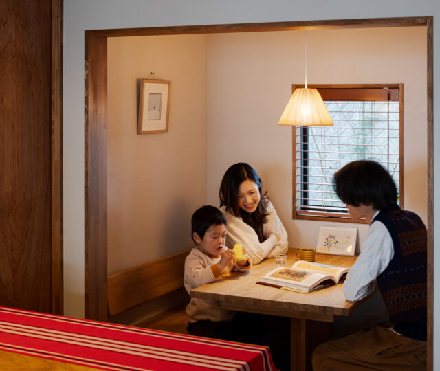 カフェの半個室のようなヌック。「庭の樹々を見ながら、軽く朝食を食べたり、お茶をしたりできるスペースがあったら豊かだろうなと思い、提案しました。このヌックは内覧会でいらした方にも好評で、皆さんここに座っていらっしゃいました」と夛田さんは語る。