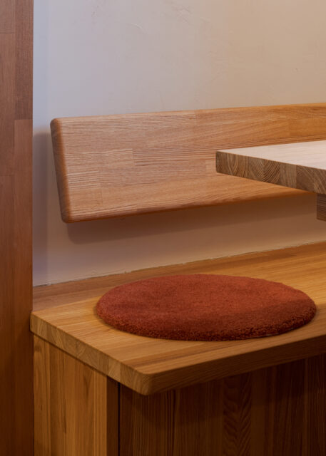 造作で作られたベンチ下は収納となっており、奥様の趣味の刺繍グッズの収納にもなっている。また壁の漆喰は、Yさんご家族と夛田さんが一緒に塗ったのだとか。