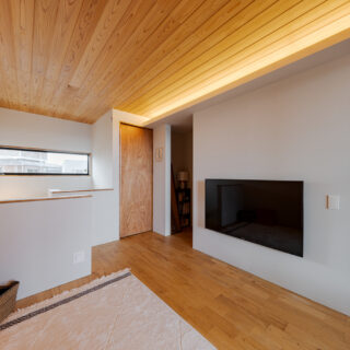 プライベートゾーンとなる２階の中心は、セカンドリビング。床に座ってテレビを見たり、ごろんと横になってのんびり過ごしたり、等身大の自分でいられる場だ。