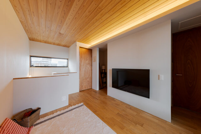 プライベートゾーンとなる２階の中心は、セカンドリビング。床に座ってテレビを見たり、ごろんと横になってのんびり過ごしたり、等身大の自分でいられる場だ。