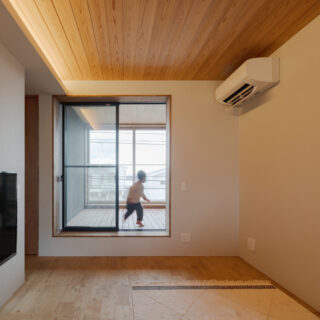 あえてソファーを置かないことで、ラグやクッションを片付ければ広々した空間にもなり、インナーバルコニーと一体化した使い方も可能。