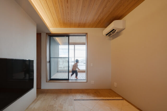 あえてソファーを置かないことで、ラグやクッションを片付ければ広々した空間にもなり、インナーバルコニーと一体化した使い方も可能。