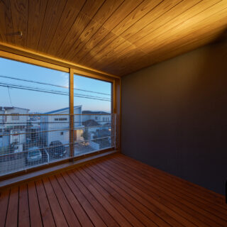 外とは窓で隔てられているため、室内ではあるものの、屋外のように使える中間領域。
普段は窓を開け、洗濯物を干す場として活用しているほか、夏にはお子さんのプール遊びに、冬にはこたつを置いてと、季節に応じた楽しみが味わえる。