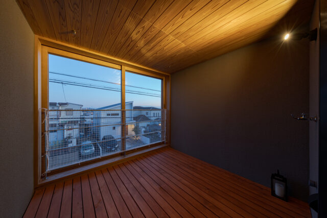 外とは窓で隔てられているため、室内ではあるものの、屋外のように使える中間領域。
普段は窓を開け、洗濯物を干す場として活用しているほか、夏にはお子さんのプール遊びに、冬にはこたつを置いてと、季節に応じた楽しみが味わえる。
