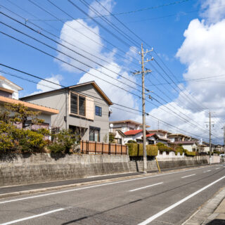 南側は道路から２mほど高い位置にあるY邸。車や向こう側の住宅からの視線に晒されない立地。大きな窓にもカーテン不用の開放的生活が送れる