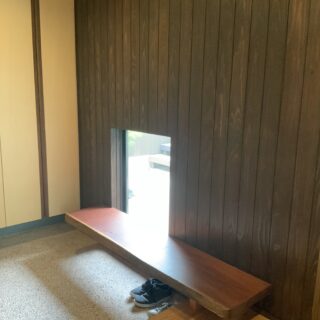 玄関ホール。中庭に面する腰窓により、明るさと外とのつながりを感じられる
