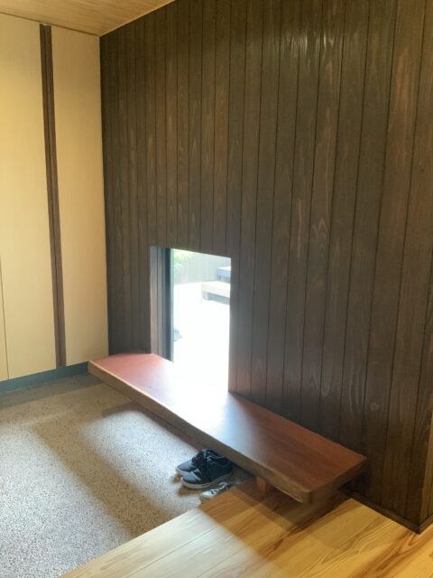 玄関ホール。中庭に面する腰窓により、明るさと外とのつながりを感じられる
