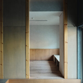 山棟の住戸。土間から個室を見る。窓から差す光の陰影で空間の味わいが増し、心がホッと和む