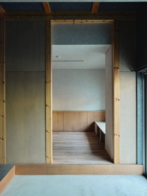 山棟の住戸。土間から個室を見る。窓から差す光の陰影で空間の味わいが増し、心がホッと和む