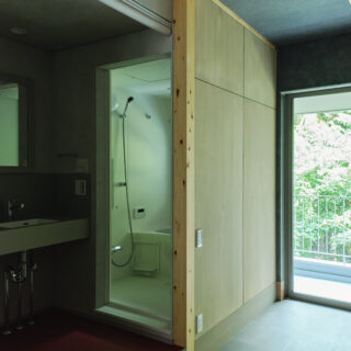 庭棟の住戸は浴室がインナーバルコニーに面しており、バスコート感覚で屋外の景色を楽しめる