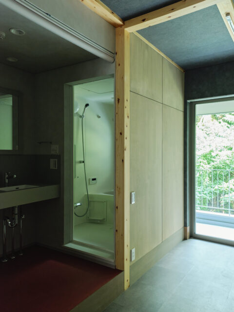 庭棟の住戸は浴室がインナーバルコニーに面しており、バスコート感覚で屋外の景色を楽しめる