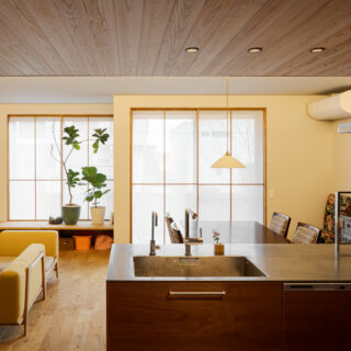 １Fは来客もあるパブリックスペースのLDK。１つの空間でありながら、色味や天井の高さなどを工夫することで、いくつもの場所を生み出した。