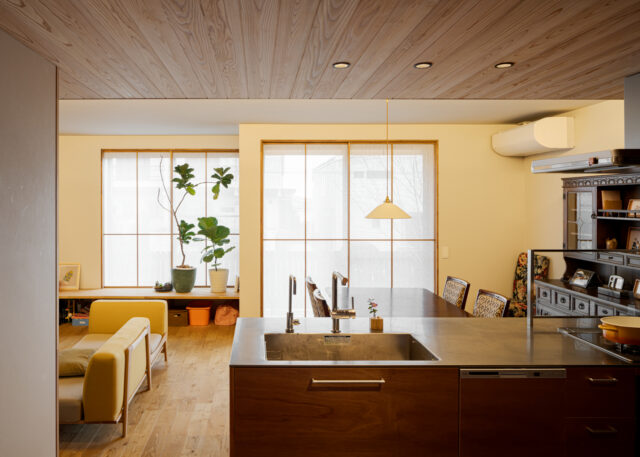 １Fは来客もあるパブリックスペースのLDK。１つの空間でありながら、色味や天井の高さなどを工夫することで、いくつもの場所を生み出した。