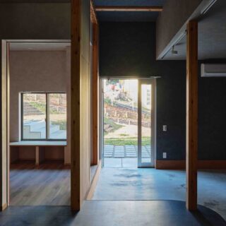 3棟いずれも1階は飲食店利用OK。給水、ガスなどが先行配管されている。写真は山棟の1階住戸で、庭に面した住戸前のスペースも利用可能。屋外のテラス席などを設けることができる