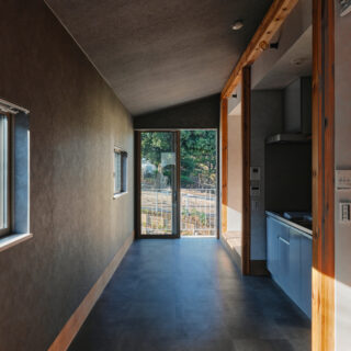 山棟2階の住戸。写真奥は玄関で、その先には庭の緑が見える。この住戸は山棟2階の中で道路に一番近く、路面店を望む人にぴったり。住戸ごとに個性があり、小商いをする上での強みが異なるのが面白い