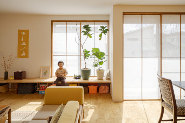 南側は、プライバシーを気にする必要がないため、カーテンを用いず障子窓で緩やかに隔て空間全体を柔らかく照らしている。光が生み出す陰影もまた楽しみのひとつ。