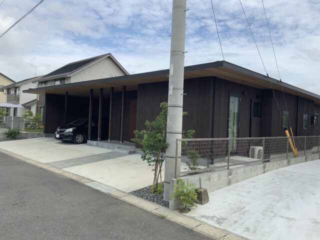 外観　周囲はよくある分譲地。周囲を一般的なレイアウトの住宅に囲まれているため、視線をカットするためにこちらの窓も最小限に。駐車場は3台分を確保している