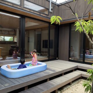 中庭。プールやBBQを楽しめるウッドデッキが設置されている。中庭側にはできる限り大きなサッシを採用した