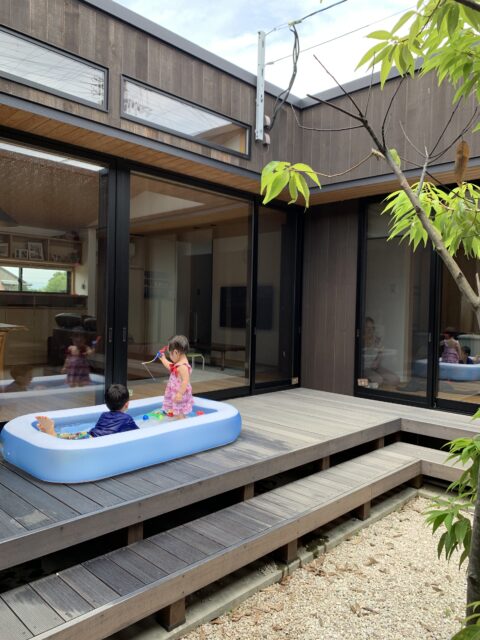 中庭。プールやBBQを楽しめるウッドデッキが設置されている。中庭側にはできる限り大きなサッシを採用した