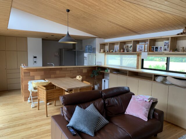 LDK。ハイサイドライトと勾配天井の効果で十分な明るさを確保している。16畳ほどでとても広い訳ではないが、天井高や開口部の大きさで、広く感じるように設計することは可能だという