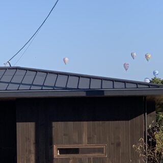 自宅近くでは、バルーンの世界大会が毎年開かれる。平屋なので軒高が低く、前面道路側から見ることができる。毎年の楽しみだそうだ