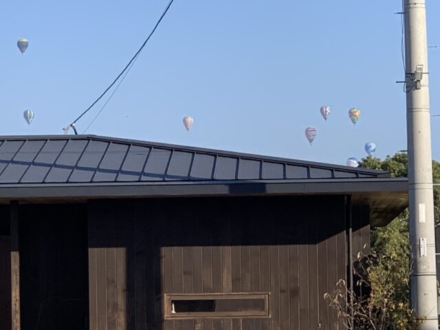 自宅近くでは、バルーンの世界大会が毎年開かれる。平屋なので軒高が低く、前面道路側から見ることができる。毎年の楽しみだそうだ