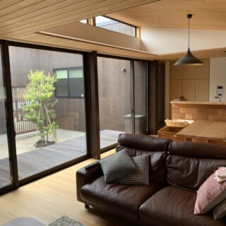 広さを感じるために、中庭側は最大限に開口部を設けた。アウトドアリビングのようなウッドデッキ部を含めると、実際以上の広さを感じられる