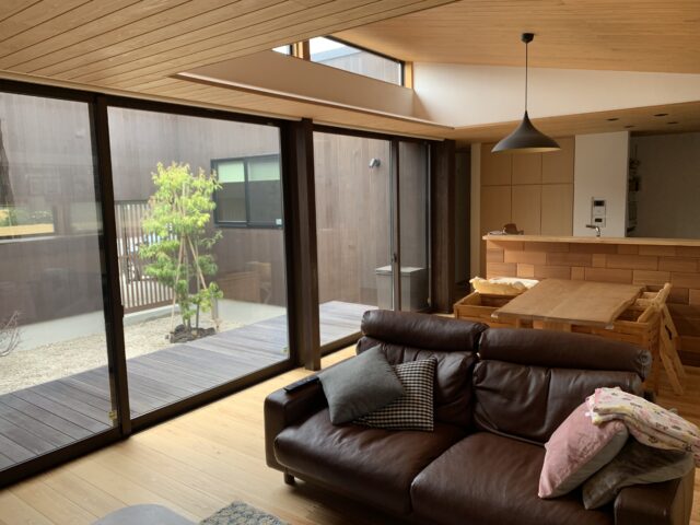 広さを感じるために、中庭側は最大限に開口部を設けた。アウトドアリビングのようなウッドデッキ部を含めると、実際以上の広さを感じられる