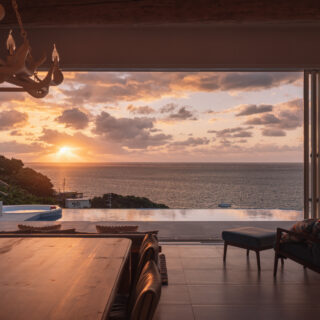 海から昇る朱い朝日が、海と空、LDKを美しく染める