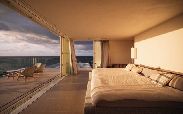 2階南側、LDKの奥側にレイアウトされたプライマリーベッドルーム。開口部の高さは約2.5mあり、テラスへ直接アプローチできるようになっている。ベッドの裏側には洗面脱衣所と浴室があり、小さなミストサウナも備えている