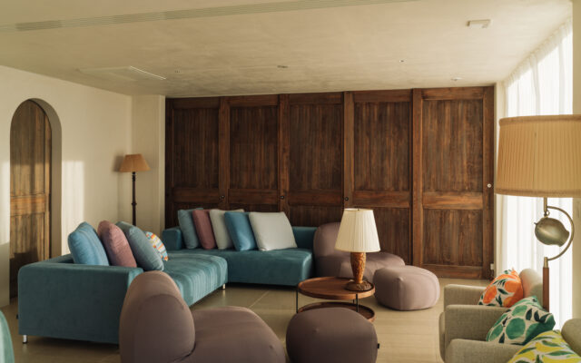 セカンドリビングとゲストルームの間にあるスライドドアを締めた状態。各部屋ともテラスへ直接アプローチできる