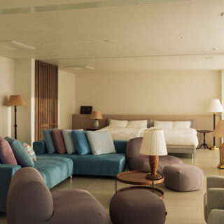 LDKの左手にレイアウトされたセカンドリビング＆ゲストルーム。スライドドアを締めると（写真下参照）それぞれ独立した部屋になる。各部屋ごとにトイレとシャワールームを備え、ゲストが気兼ねなく快適に過ごせるよう配慮されている